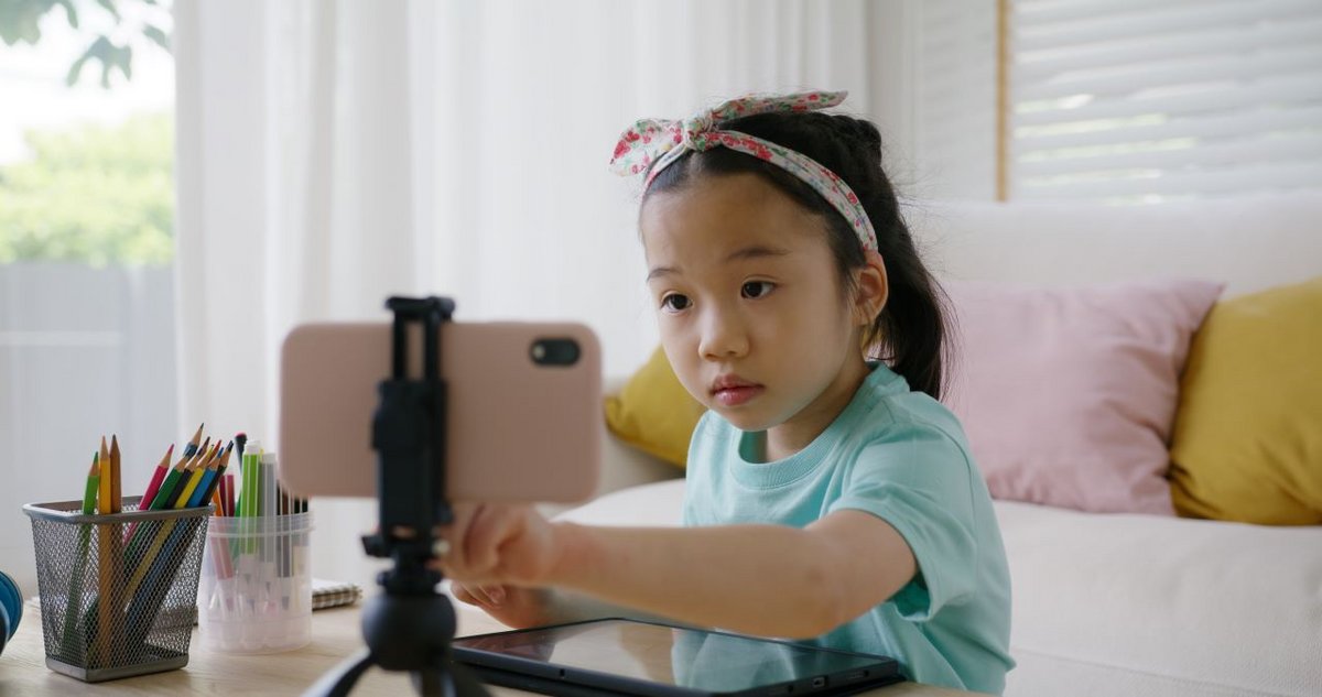 Le Royaume-Uni durcit le ton en matière de protection des enfants sur les réseaux sociaux - © Chay_Tee /Shutterstock