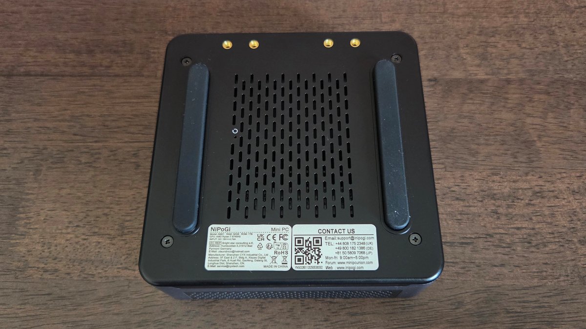 Le kit de fixation VESA s'appuie sur les quatre pas de vis dorés. ©Nerces pour Clubic