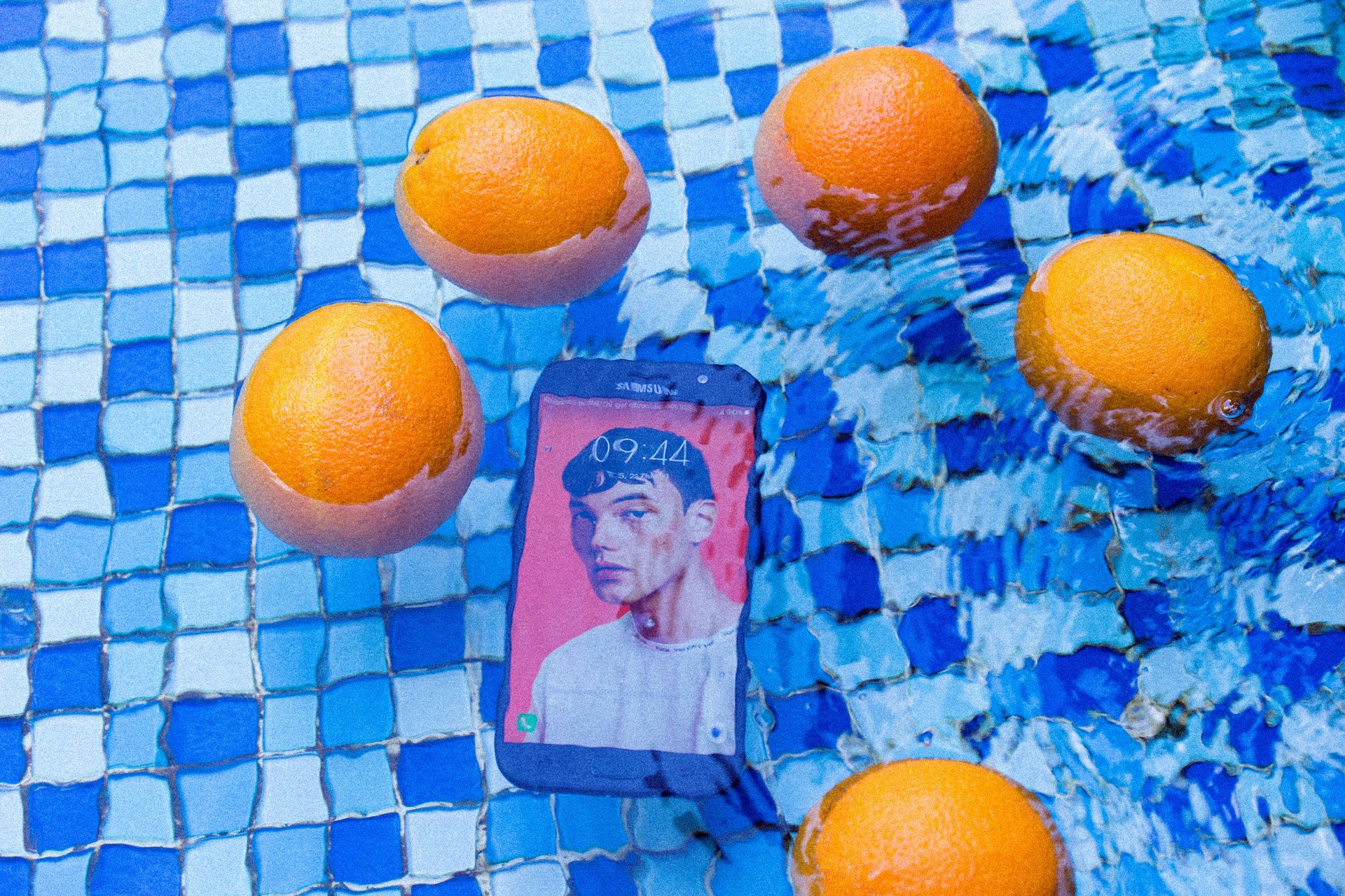 Attention, l'eau, ça mouille les smartphones ! ©  Neko Tai / Unsplash