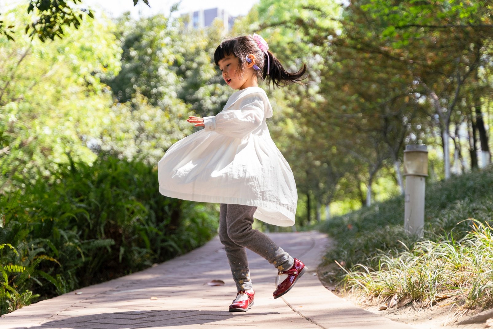 Un son sans fil et sans avoir les conduits auditifs obstruées, voilà la promesse du casque Junior Free.  ©JBL