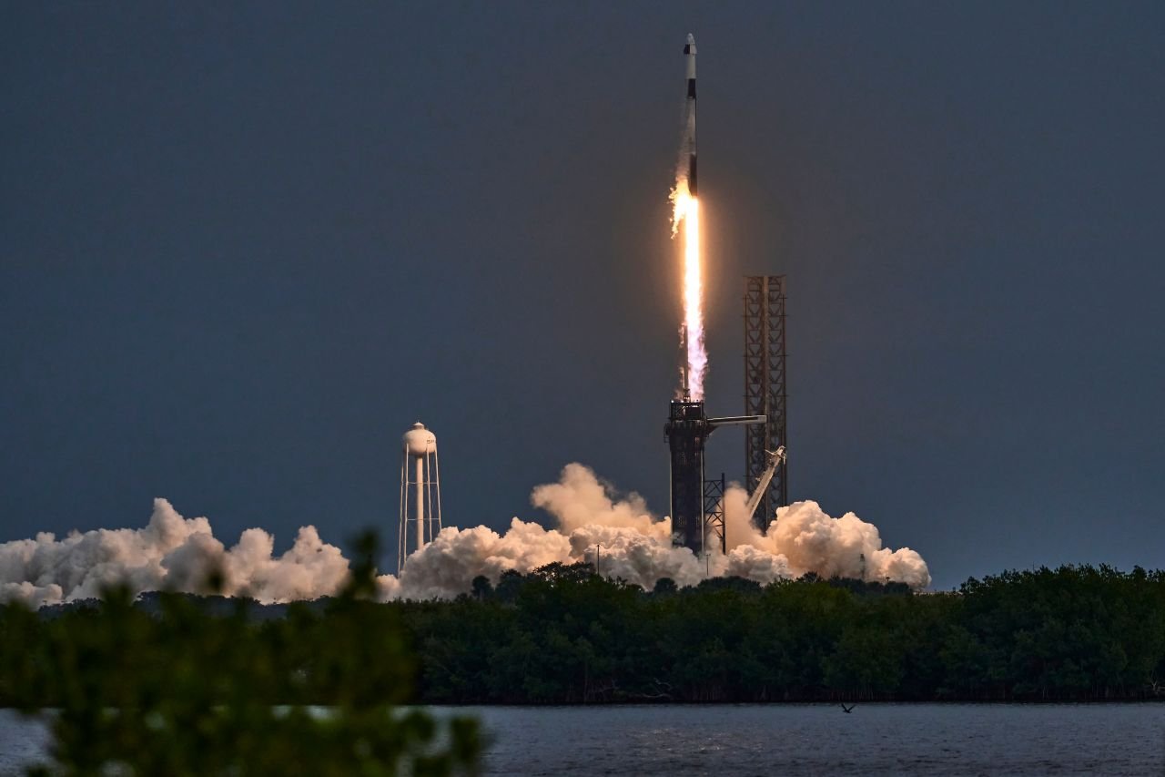 Nous sommes à Cap Canaveral, en Floride, le 18 JANVIER 2024 : SpaceX  et son Falcon 9 pour la Axiom Mission 3 Ax-3, la 3e mission d'astronautes entièrement privée d'Axiom Space vers la Station spatiale internationale (ISS) - ©Evan El-Amin / Shuttertstock