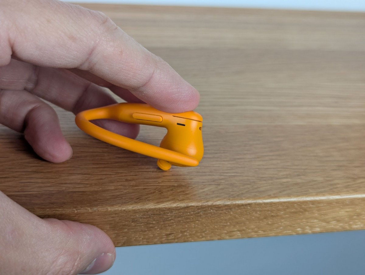  L'ergonomie des écouteurs, tout en boutons, reste bien pensée. Seule le bouton multifonction, qui appui légèrement contre l'oreille, mériterait une amélioration ©Guillaume Fourcadier