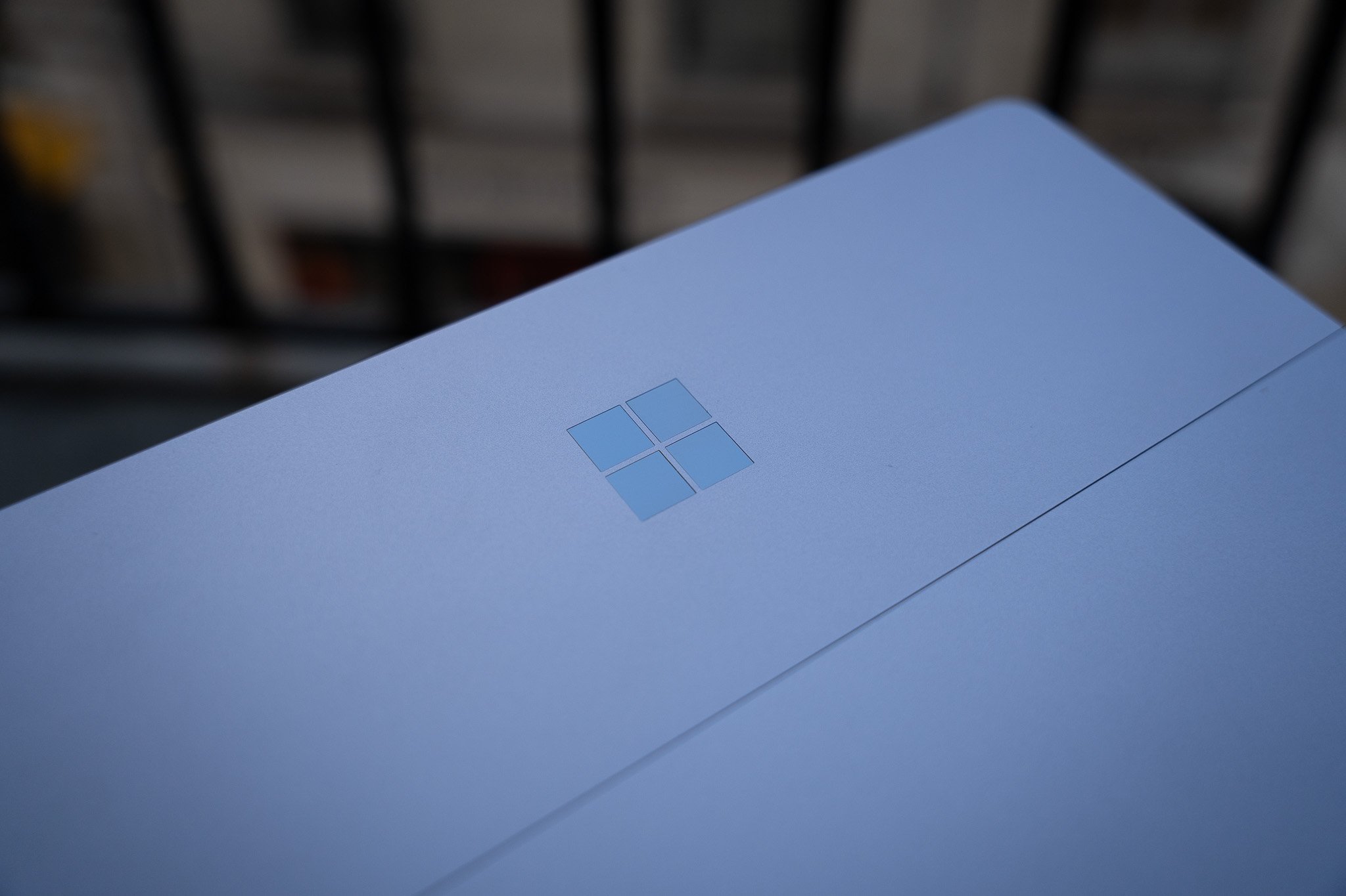 Le logo de Microsof à l'arrière d'une Surface Pro. © Nathan Le Gohlisse pour Clubic