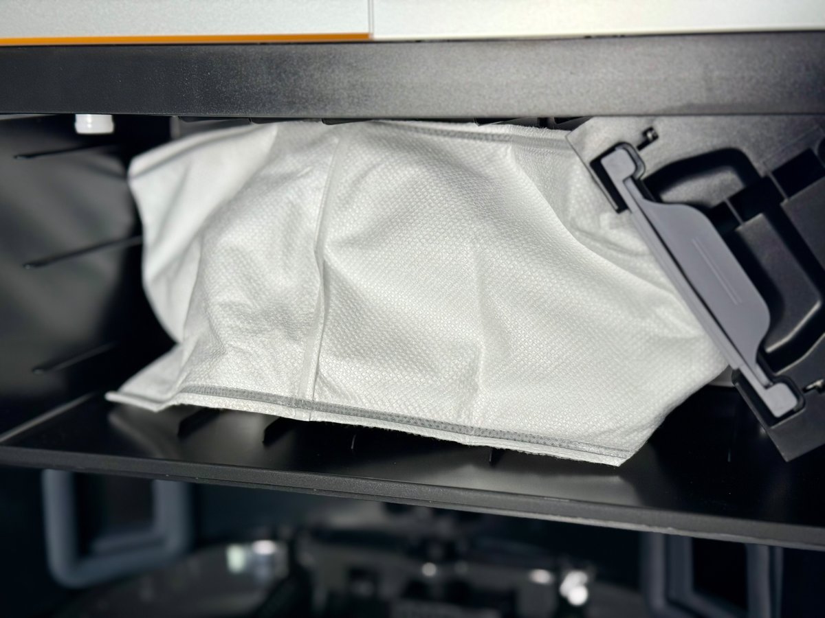 Le sac à poussières intégré à la station © Mathieu Grumiaux pour Clubic
