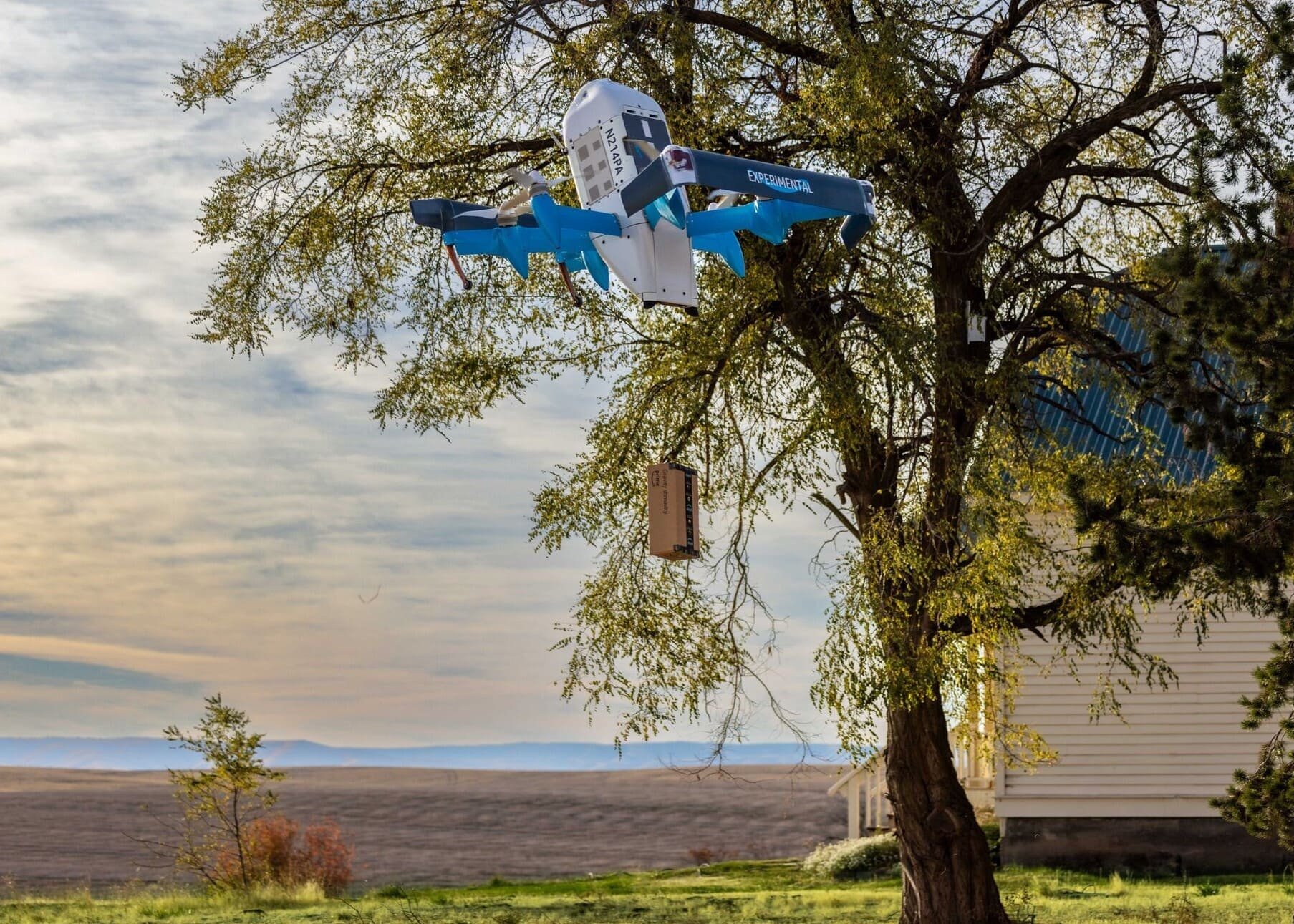 Un drone MK30 d'Amazon, avec un colis accroché (solidement, on l'espère) à l'autre bout du fil ! © Amazon