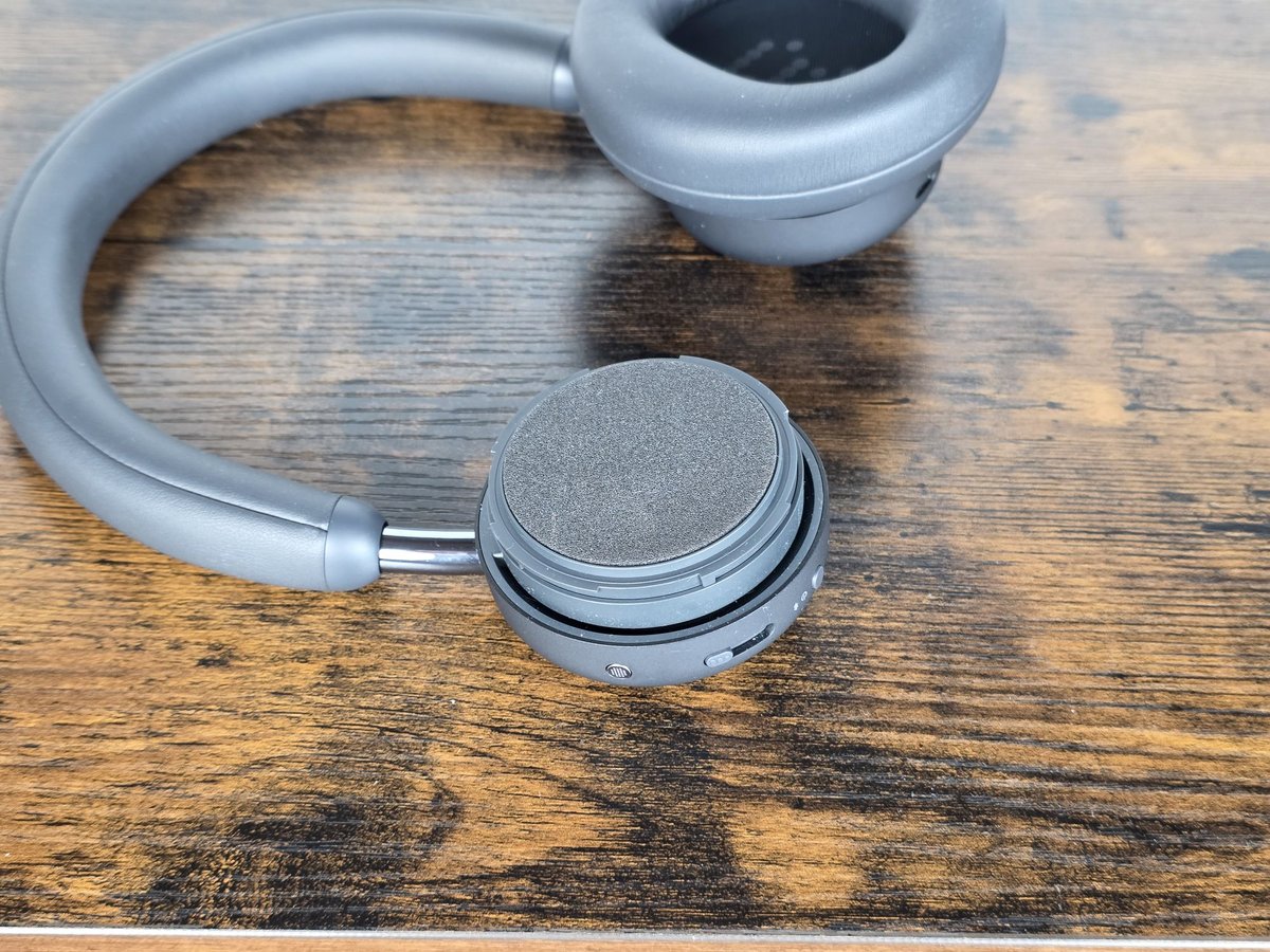 CMF camoufle les transducteurs dynamique derrière une épaisse mousse © Guillaume Fourcadier pour Clubic