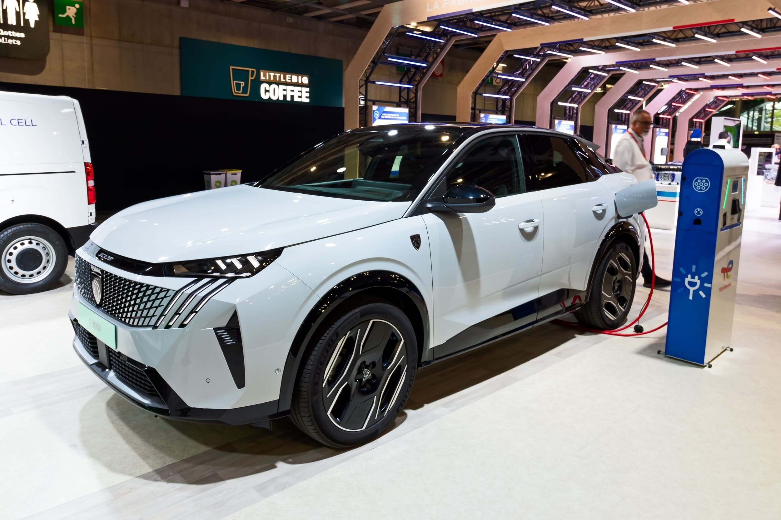 Stellantis équipe une Peugeot E-3008 d'un concept de batterie électrique révolutionnaire © VanderWolf Images / Shutterstock.com