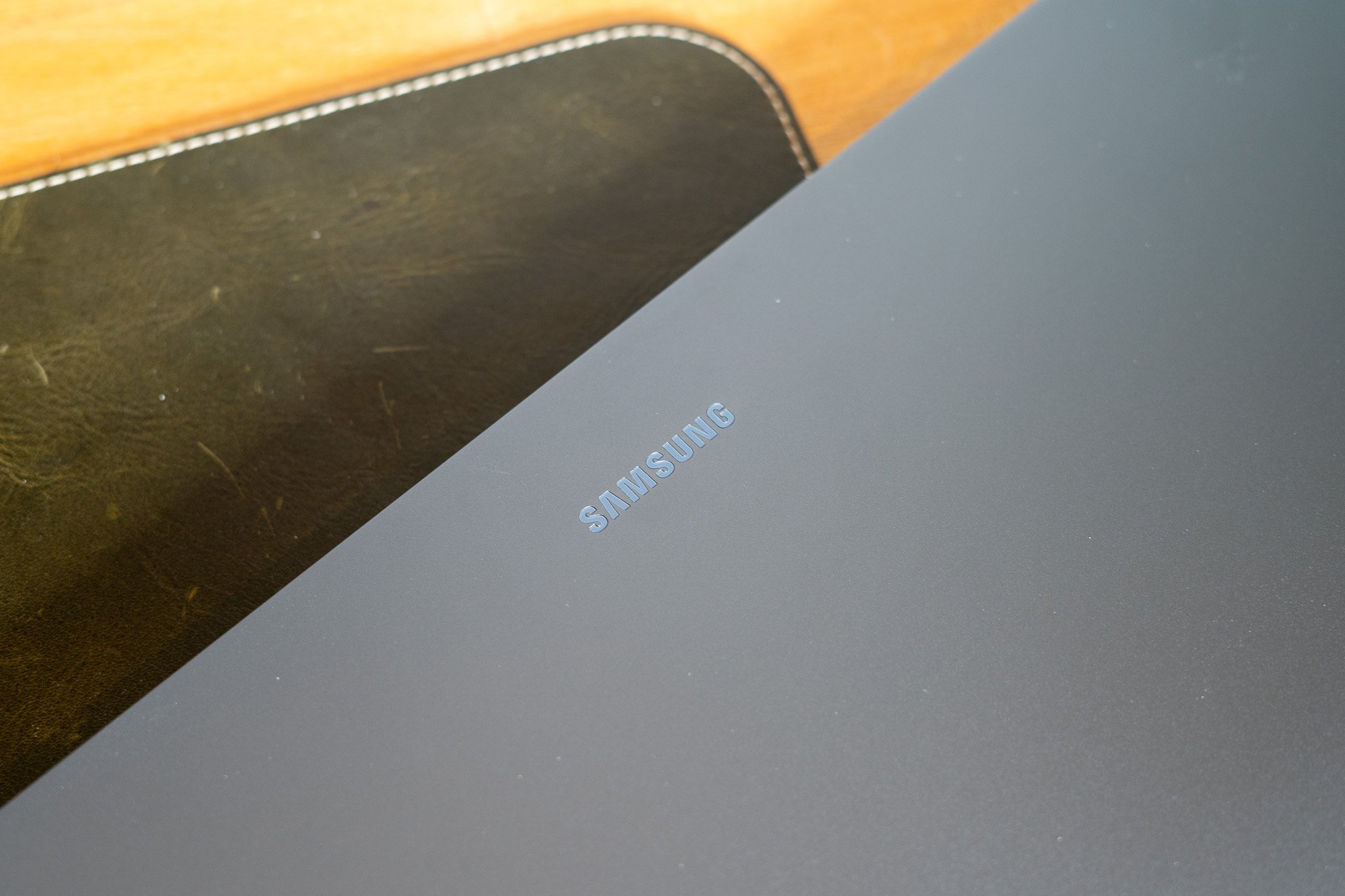 Logo de Samsung sur le capot du Galaxy Book 6 Ultra. © Nathan Le Gohlisse pour Clubic