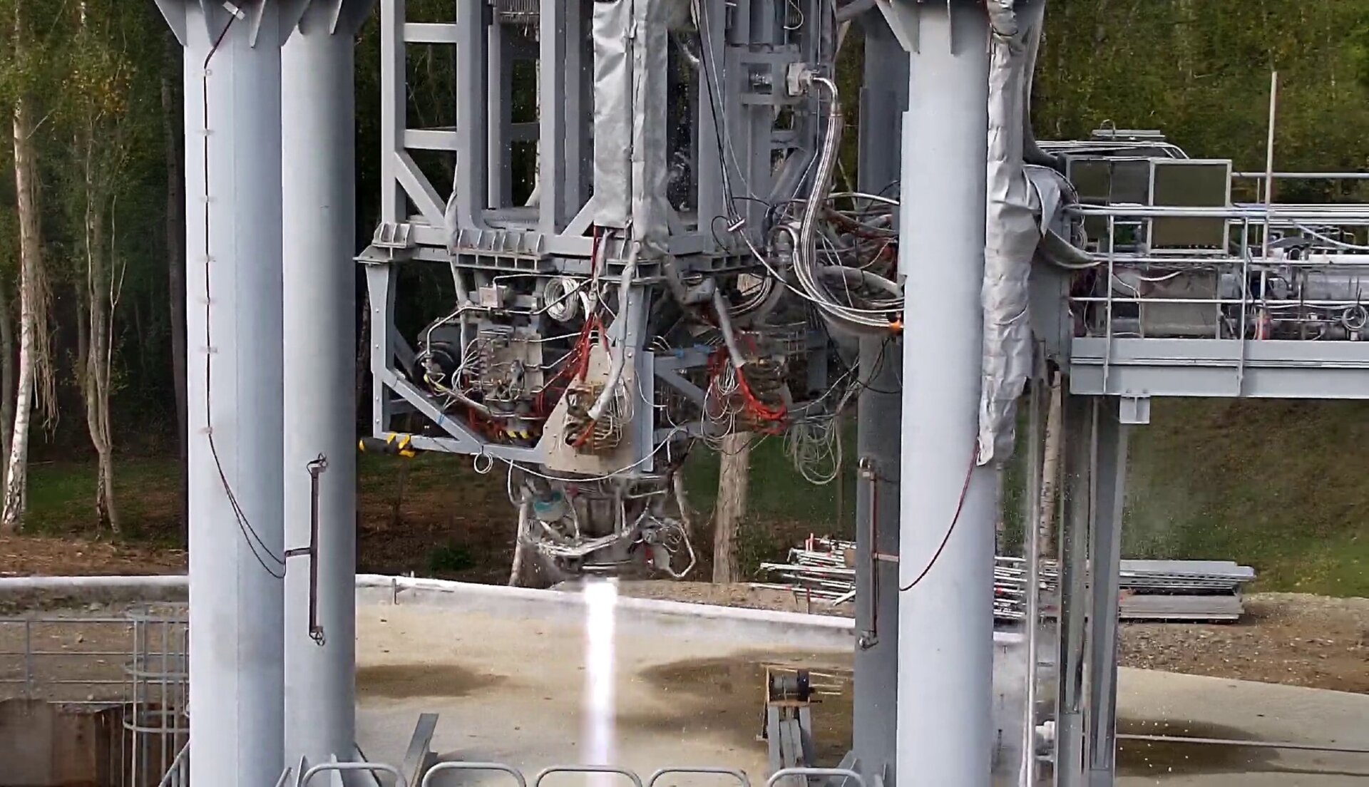 Mise à feu de Prometheus sur le site d'essai de Vernon, sur le banc Thémis. Crédits : ArianeGroup