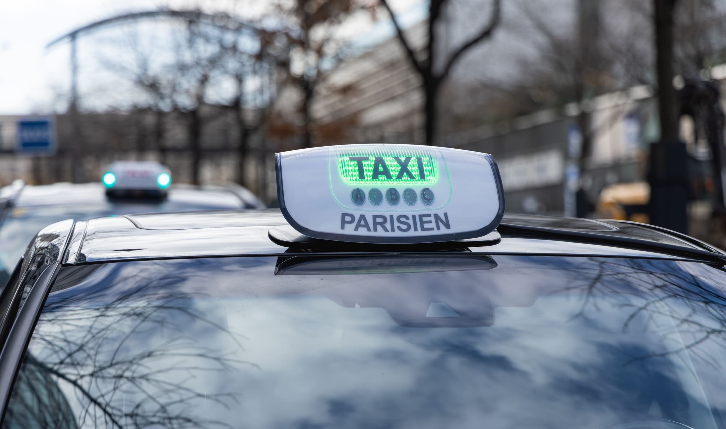 Une commandante de police alerte sur une escroquerie au terminal de paiement menée par certains chauffeurs malhonnêtes. © Gautier Normand / Shutterstock