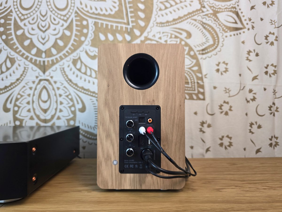 Le port USB visible à l’arrière des Vulkkano A5 ARC permet uniquement la lecture de fichiers audio depuis une clé USB. Il ne fonctionne pas comme une interface audio USB pour ordinateur.© Matthieu Legouge