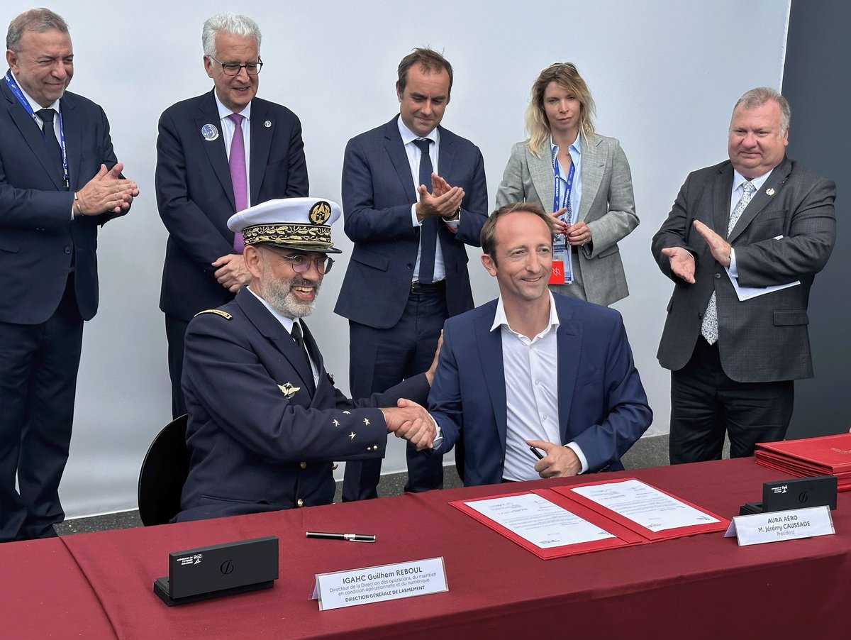 Guilhem Reboul, directeur de la Direction des opérations, du maintien en condition opérationnelle et du numérique pour la DGA, et Jérémy Caussade, président d'Aura Aero, en présence de Sébastien Lecornu, ministre des Armées, et Emmanuel Chiva, Délégué général pour l'Armement.© Aura Aero