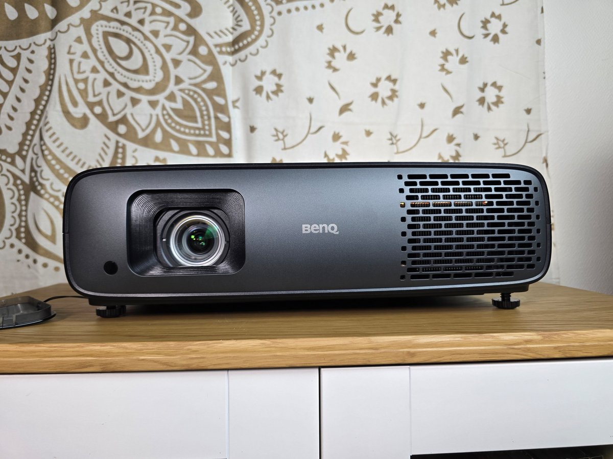 Le BenQ W4100i adopte un format rectangulaire sobre, avec une finition noire mate et une optique centrée protégée par un cache amovible. © Matthieu Legouge