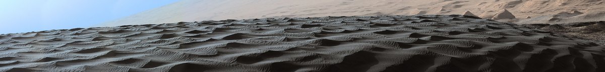 Un assemblage fascinant qui donne l'impression que la dune de sable est une véritable marée ! Crédits NASA/JPL-Caltech