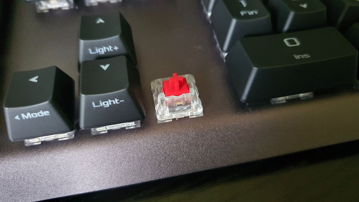 Un petit coup d'œil sur le contacteur ROG RED débarrassé de sa keycap © Nerces