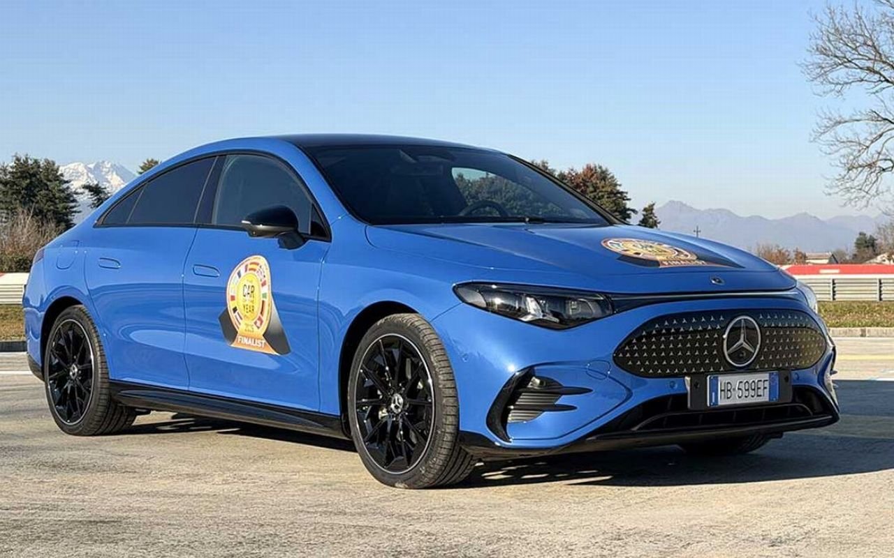 À la surprise générale, c'est la Mercedes CLA qui a raflé le titre de Voiture de l'Année 2026. ©Car of the Year