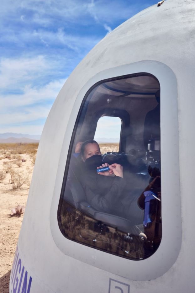 Les employés de Blue répètent les procédures après l'arrivée de la capsule au sol. Crédits Blue Origin