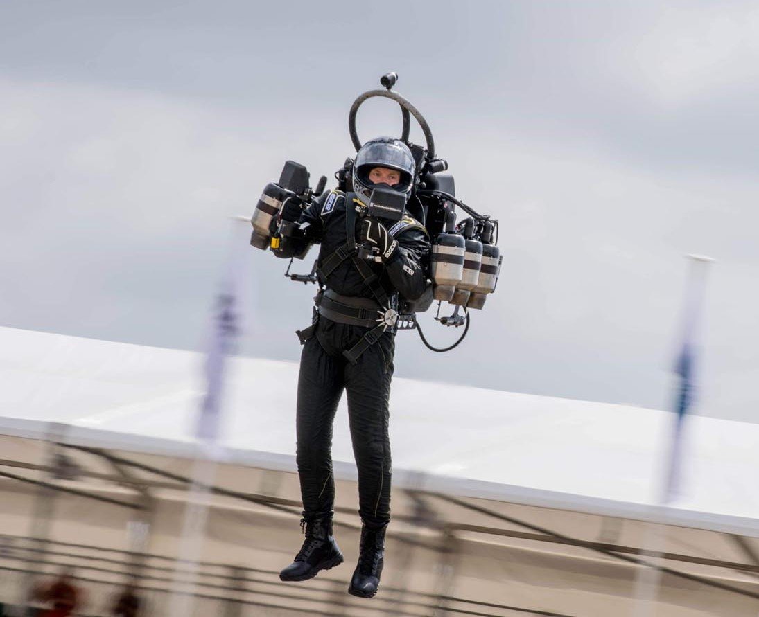 Le jetpack JB-11 en vol. Le JB-12, vendu à un client non identifié, serait dérivé de ce modèle. © JetPack Aviation