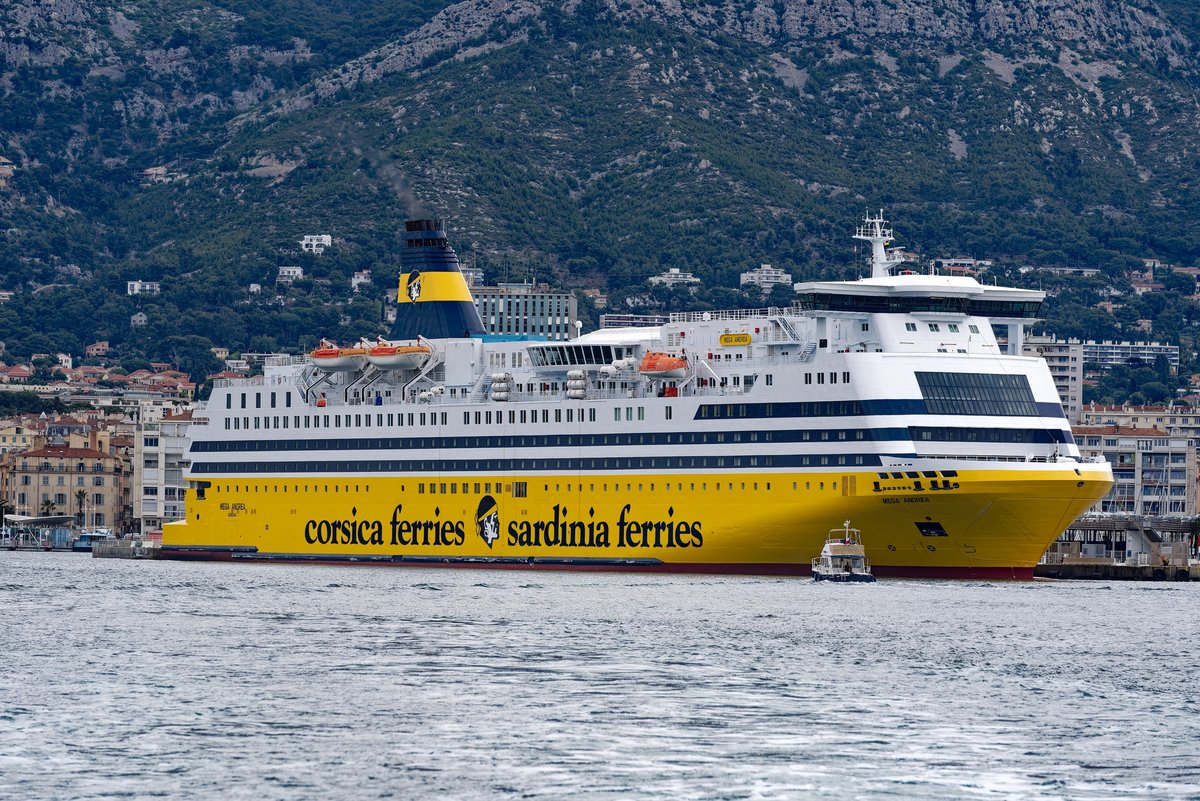 Un bateau de la compagnie Corsica Ferries, ici amarré au port de Toulon © Michael Derrer Fuchs / Shutterstock