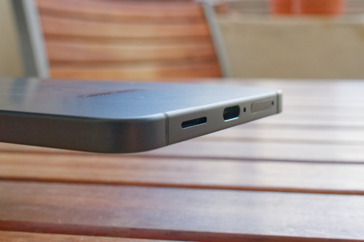La tranche inférieure du Samsung Galaxy S25 Edge. ©Marc Mitrani pour Clubic