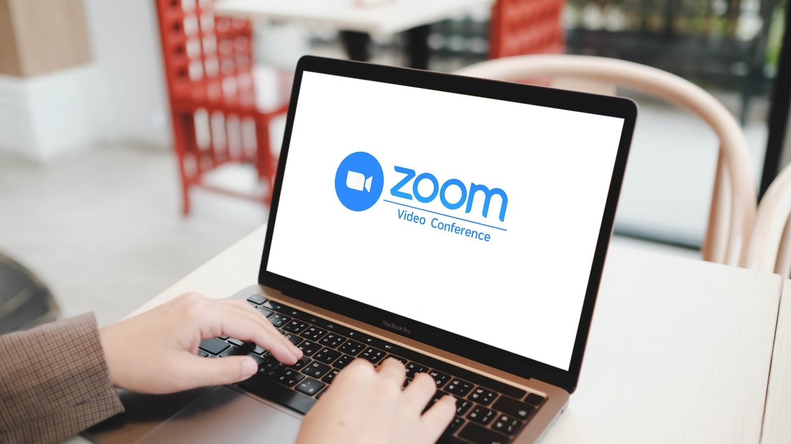 Une IA a découvert trois failles Zoom qui permettaient de prendre le contrôle d'un ordinateur - ©Thaspol Sangsee / Shutterstock