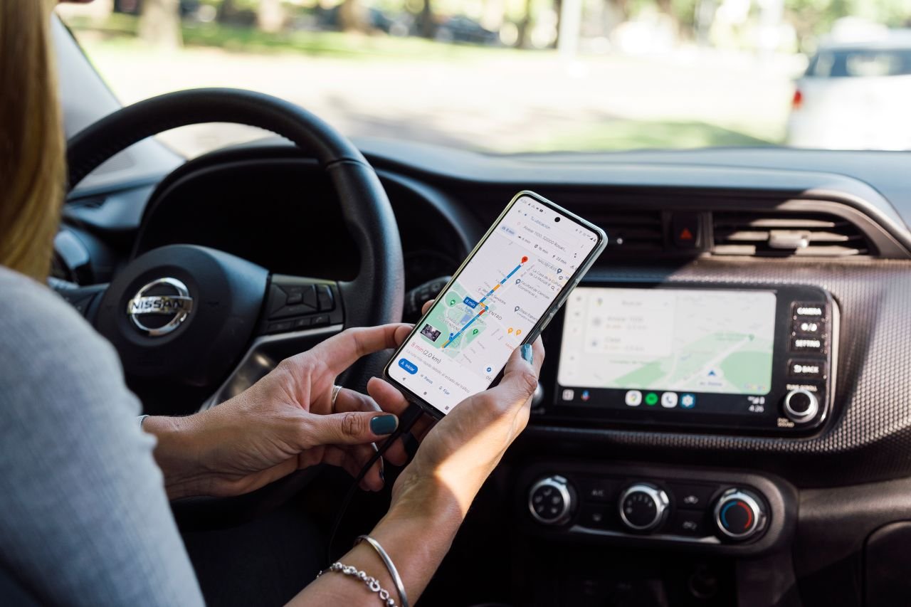 Dans Google Maps, pour trouver l'option de partage, il faut taper sur le petit point bleu qui matérialise votre emplacement, puis chercher les boutons « Partager cette position » ou « Partager ma position en temps réel » - ©Alex Photo Stock / Shutterstock