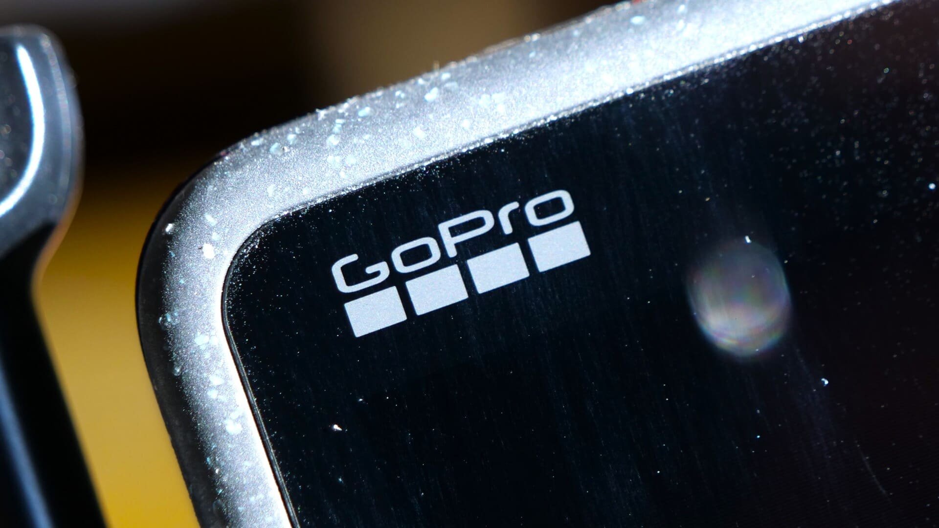 Gros plan sur le logo GoPro, siglé sur l'une de ses caméras d'action. La marque californienne s'apprête à connaître un tournant stratégique majeur avec sa fusion à venir avec Starman Optical. © Alexandre Boero / Clubic