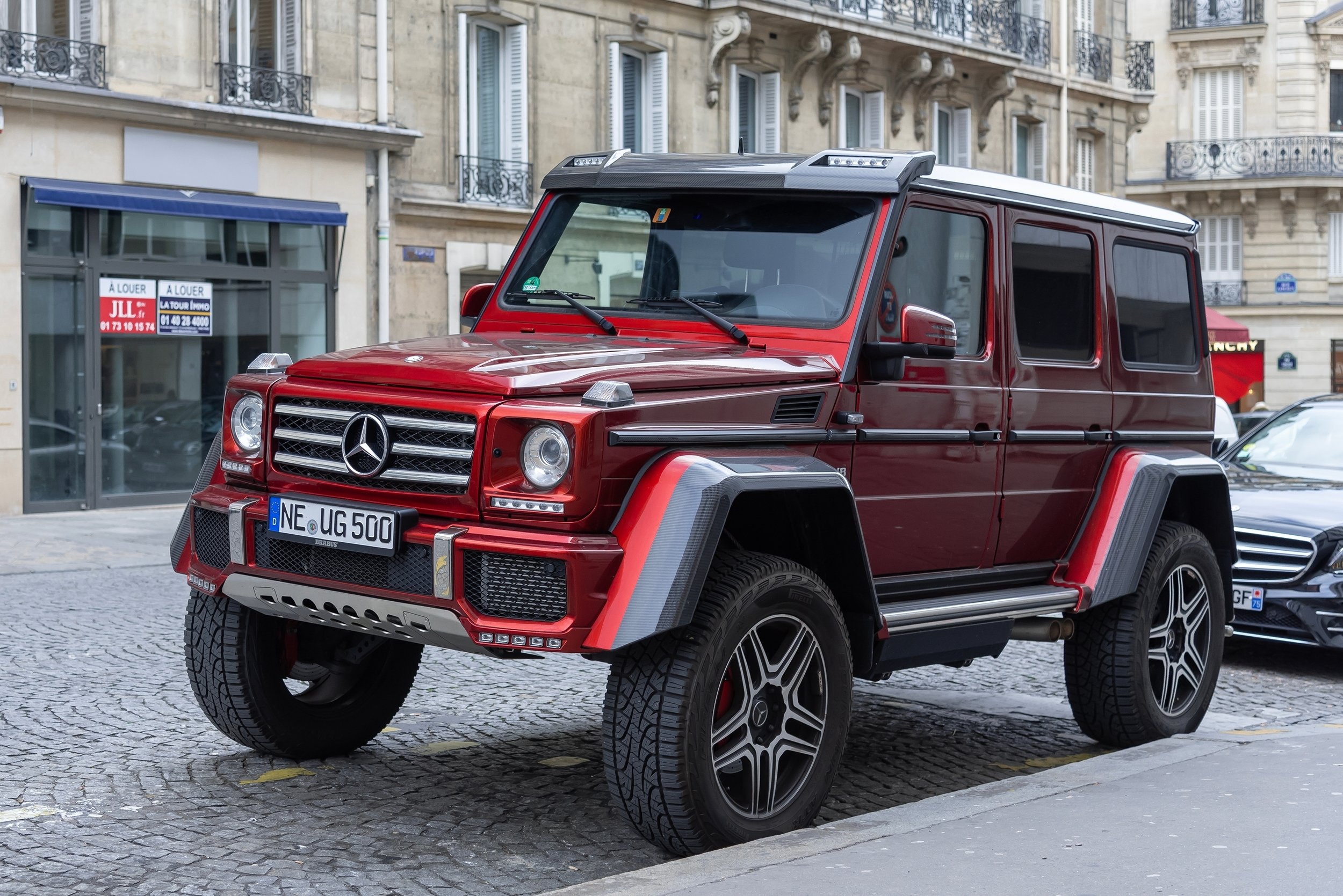 Un 4x4 Mercedes garé à Paris © Alexandre Prevot / Shutterstock.com