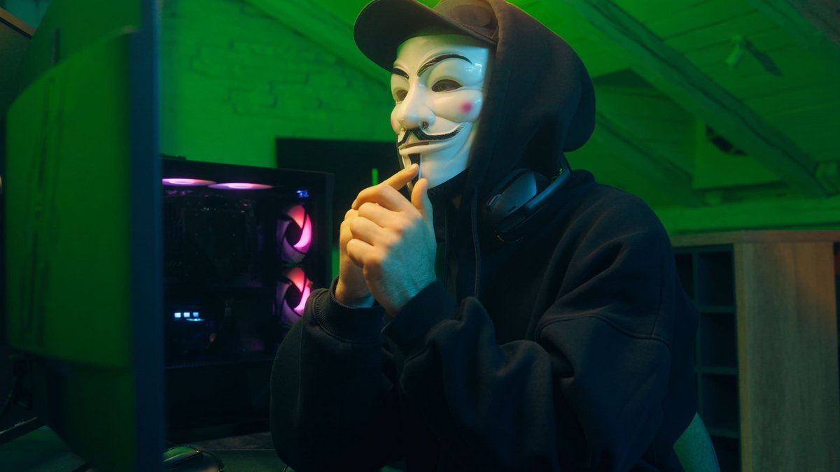 La JUNALCO a mis fin à une arnaque aux faux investissements crypto de 700 millions de dollars. © MAYA LAB / Shutterstock.com