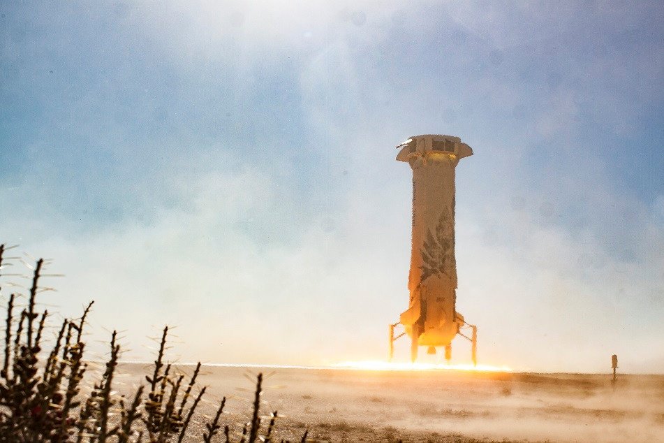 Même si le vol n'atteint pas les vitesses de Falcon 9, le booster de New Shepard (Blue Origin) est lui aussi réutilisé. Et la méthode n'est pas exactement la même © Blue Origin