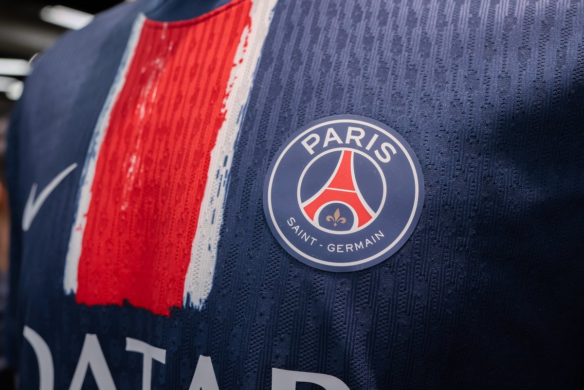 Le maillot et le logo du PSG © charnsitr / Shutterstock