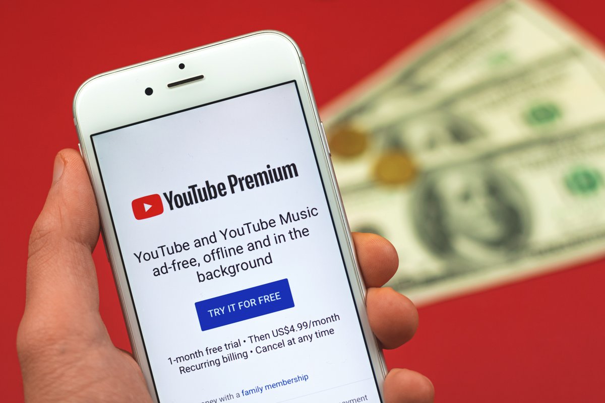 YouTube Premium va vous couter plus cher dès le mois de juillet © FellowNeko / Shutterstock.com