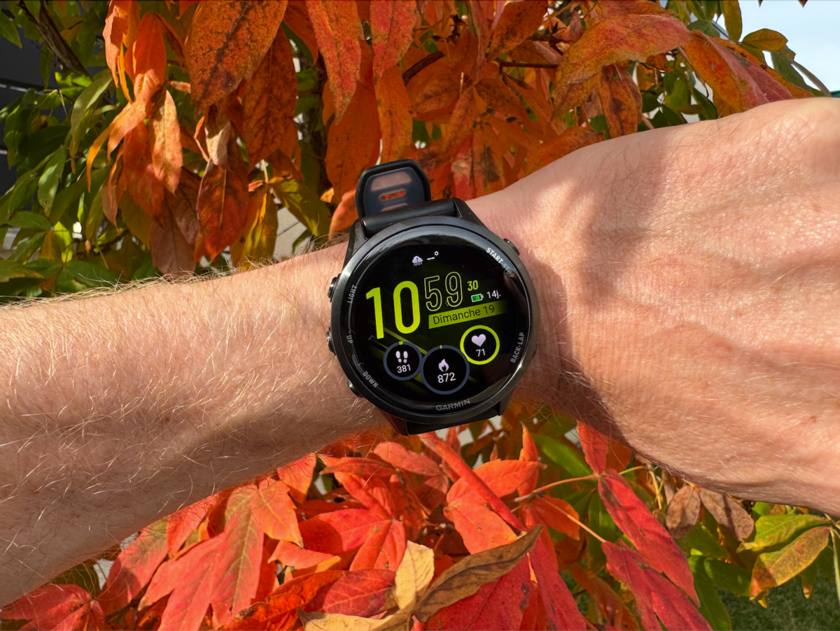 Le bel écran Amoled 1,4 pouce de la montre Garmin Forerunner 970. ©Philippe Du Noyer pour Clubic