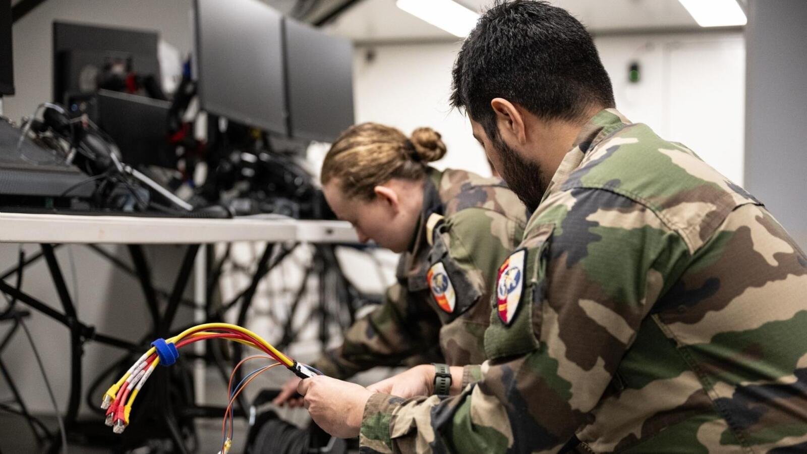 Ici, on assiste à la mise en place des systèmes d’information et de communication par les Aviateurs de l’EAC2P. © armée de l'Air et de l'Espace
