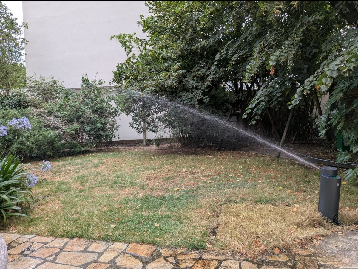  L'arroseur Aiper IrriSense en pleine action. ©Nicolas Guyot pour Clubic