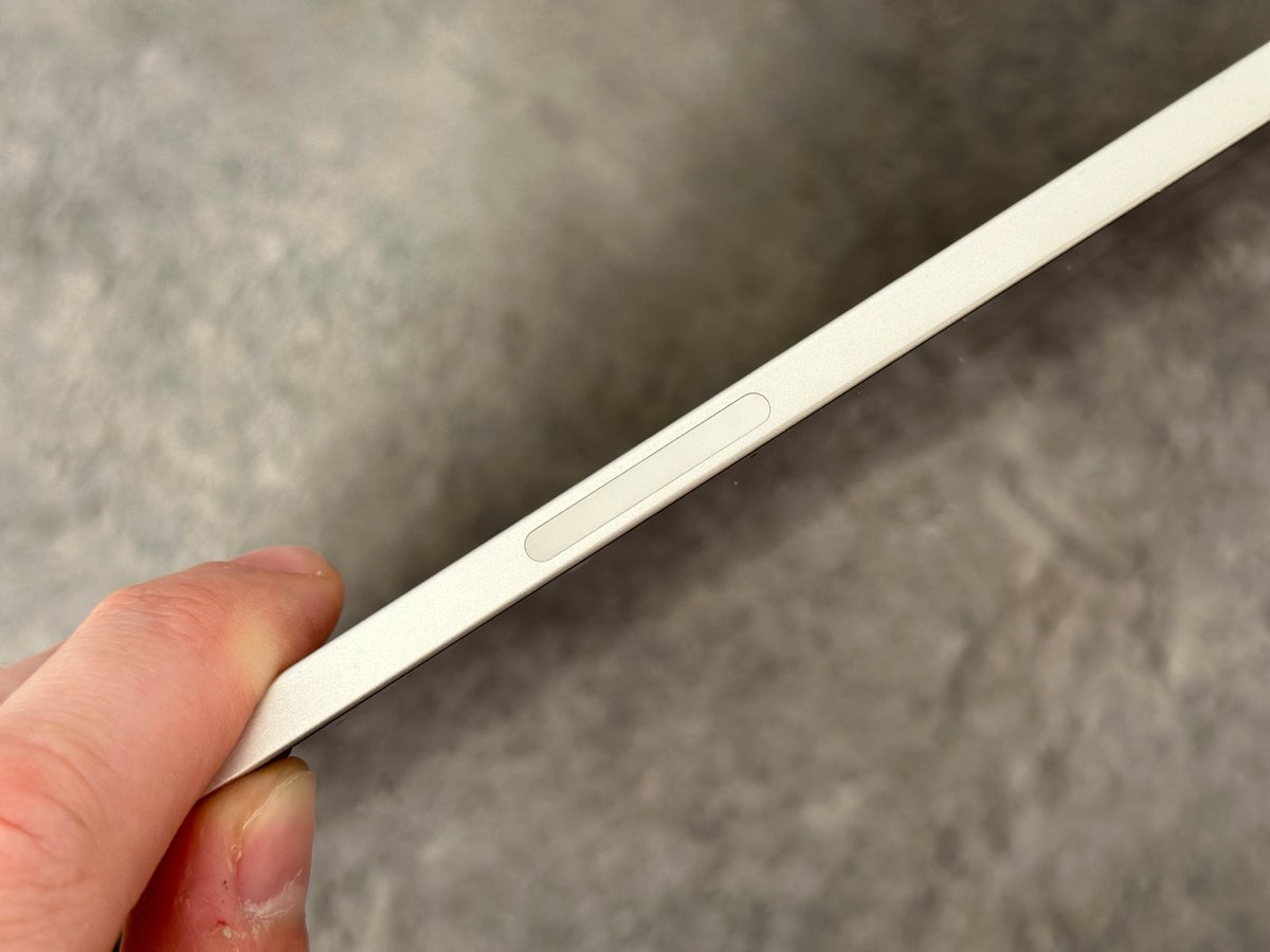 La zone tactile pour recharger l'Apple Pencil © Mathieu Grumiaux pour Clubic