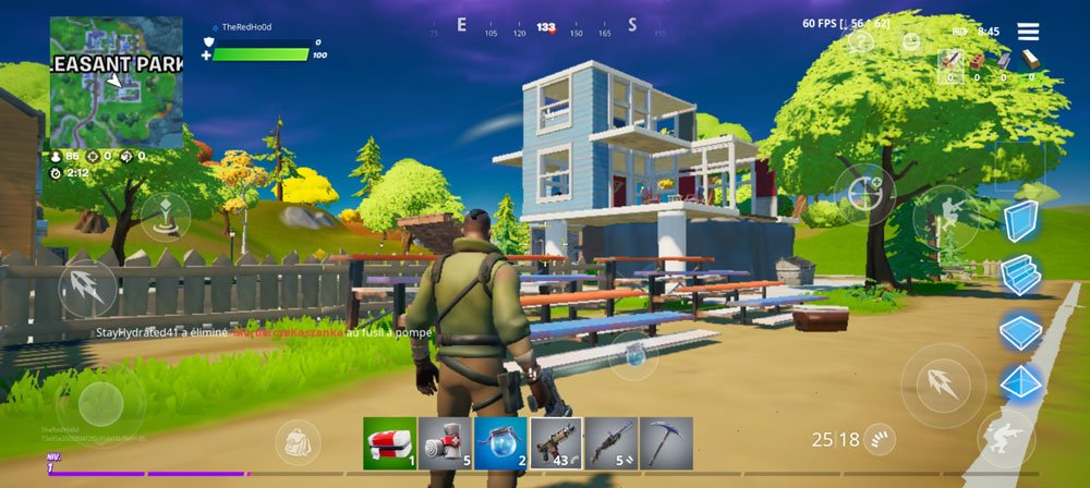 Fortnite tourne parfaitement sur les deux téléphones.