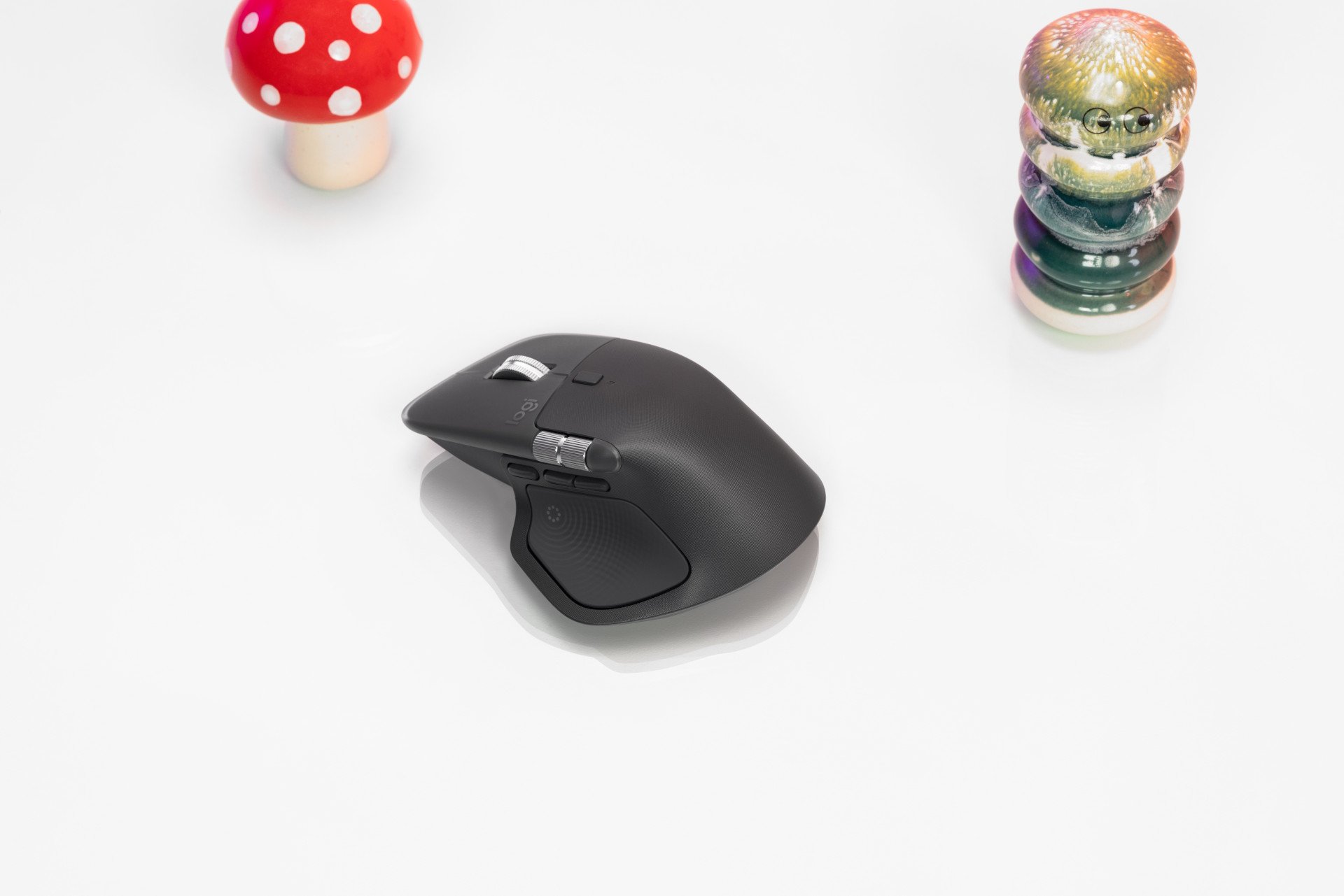 On ne change pas une équipe qui gagne. Le design de la MX Master 4 évolue très peu. ©Logitech