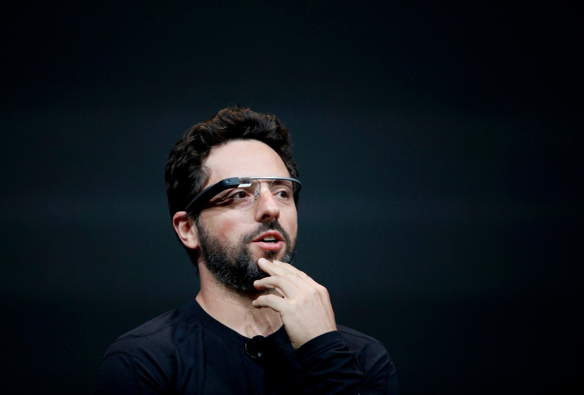 Sergey Brin présentant un prototype des Google Glasses. © The Verge