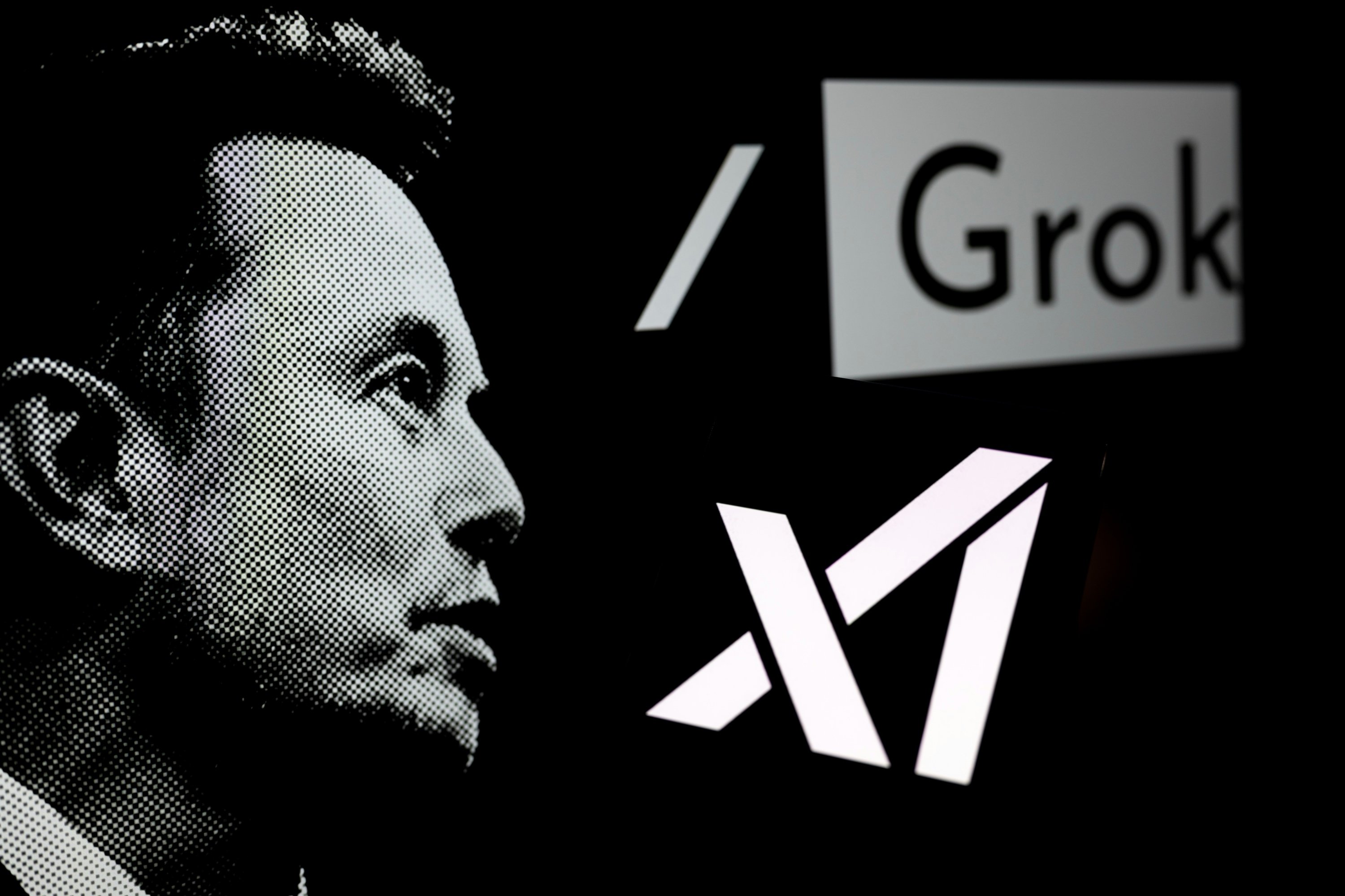 Le visage d'Elon Musk placé à côté des logos de xAI et de Grok © Shutterstock