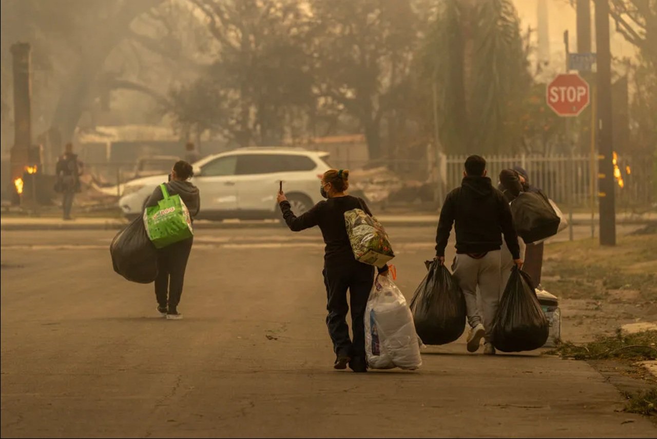 Des personnes sinistrées évacuent le quartier près de l'incendie d'Eaton à Altadena, en Californie, le 8 janvier 2025 - Capture d'écran © Time.com / David McNew—Getty Images