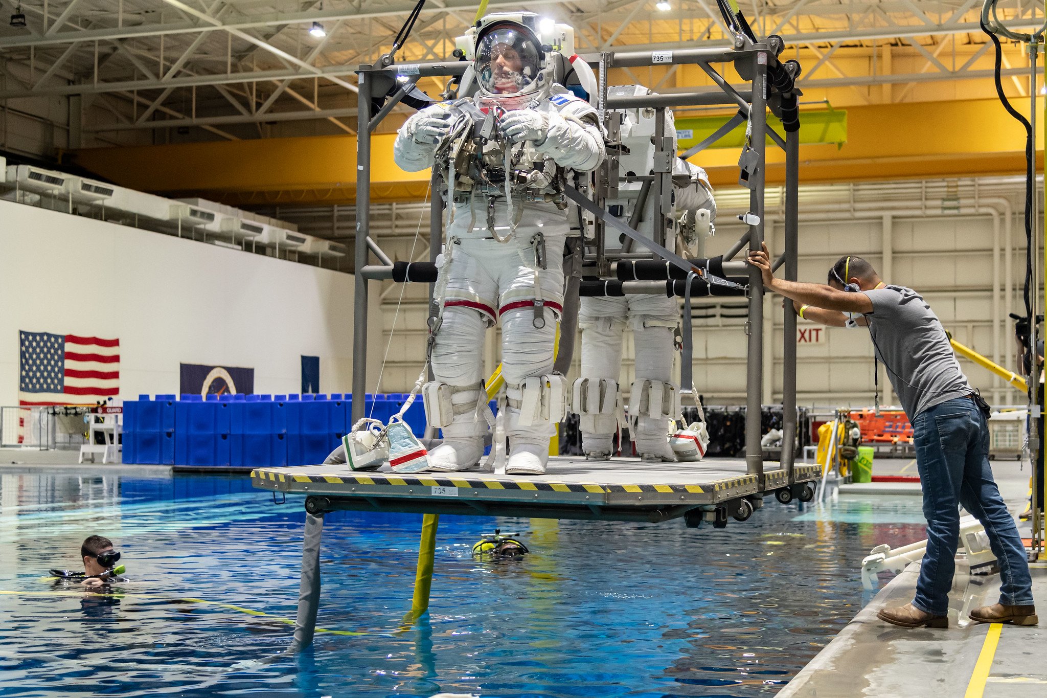 Thomas Pesquet à l'entraînement dans la grande piscine NBL de Houston, pour une "sortie scaphandre". Crédits ESA/Thomas Pesquet