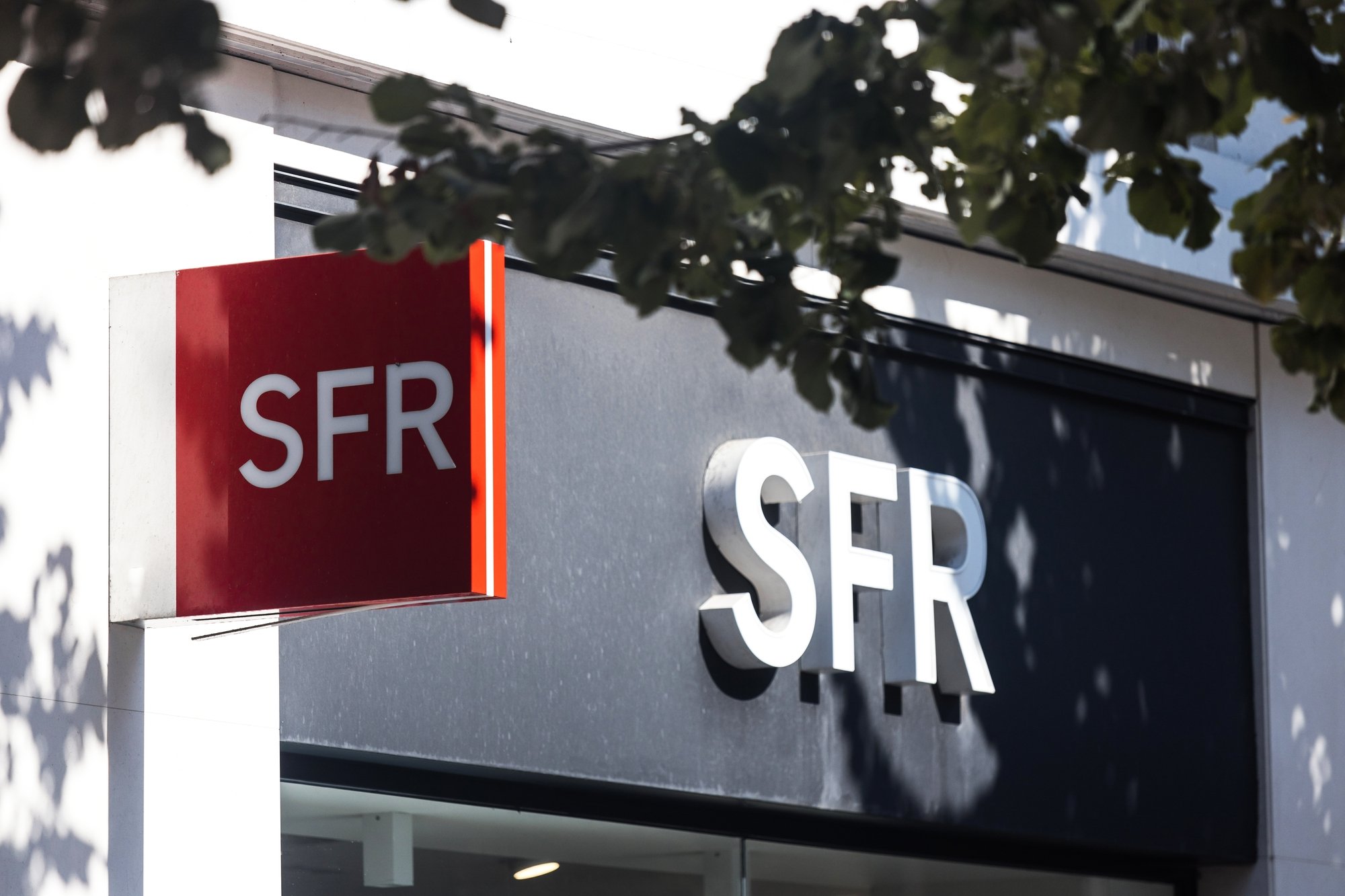 SFR ne parvient pas à sortir la tête de l'eau © Tobias Arhelger / Shutterstock.com
