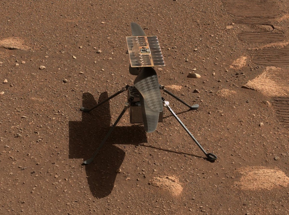 Le petit hélicoptère Ingenuity en 2021, peu après son arrivée sur le sol de la planète rouge. Crédits NASA/JPL-Caltech