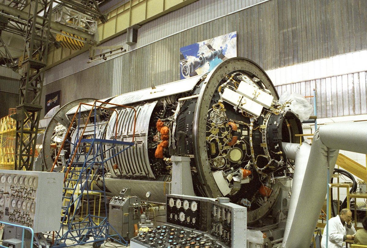 Le module Zarya peu avant ses tests de préparation au décollage. © NASA/Roscosmos