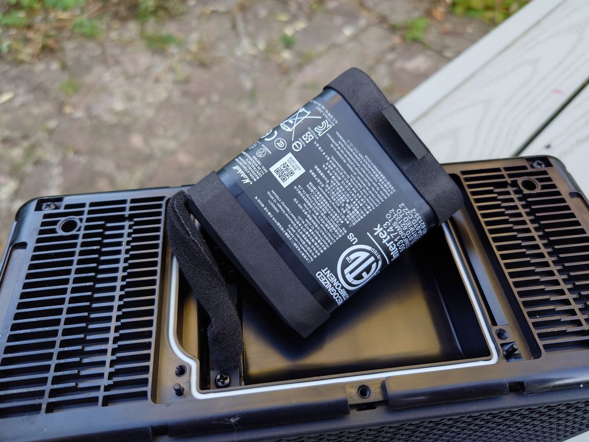 Petite première pour le constructeur (dans ce format), l'appareil dispose d'une batterie remplaçable © Guillaume Fourcadier pour Clubic