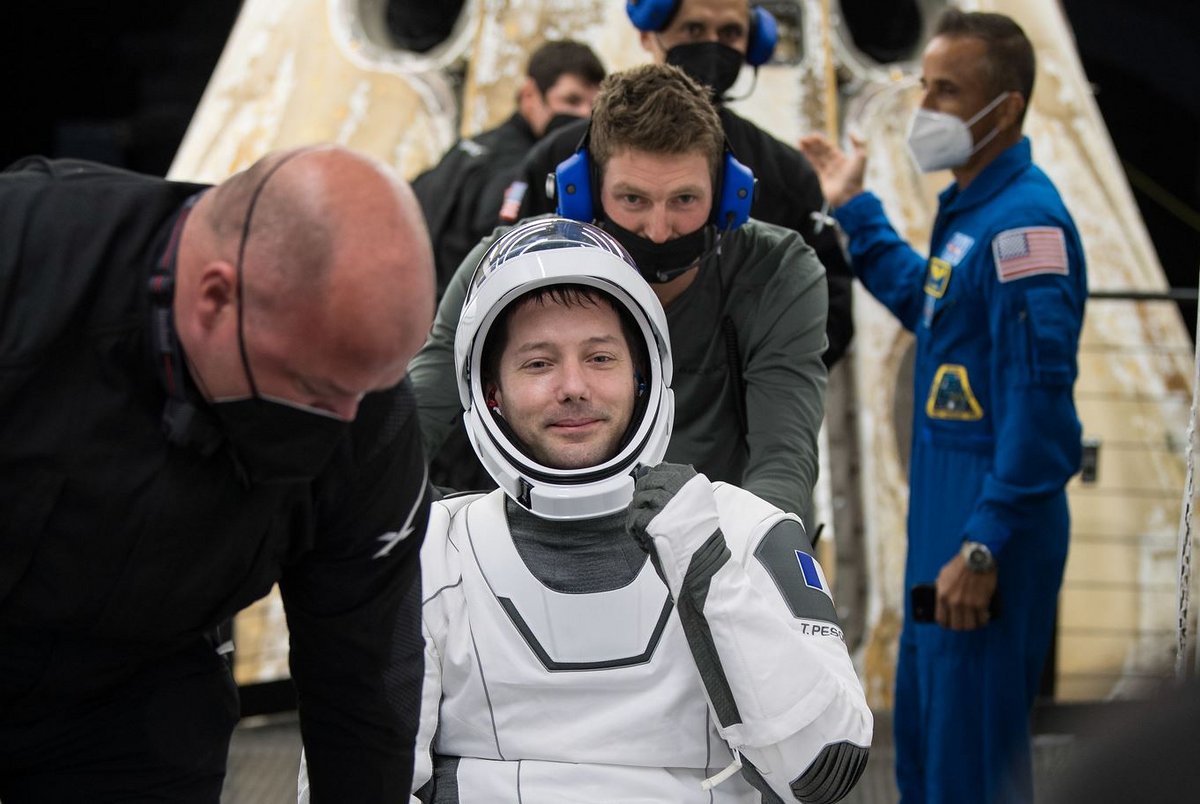 Un T. Pesquet fatigué mais heureux devant sa capsule. Crédits : NASA/Aubrey Gemignani