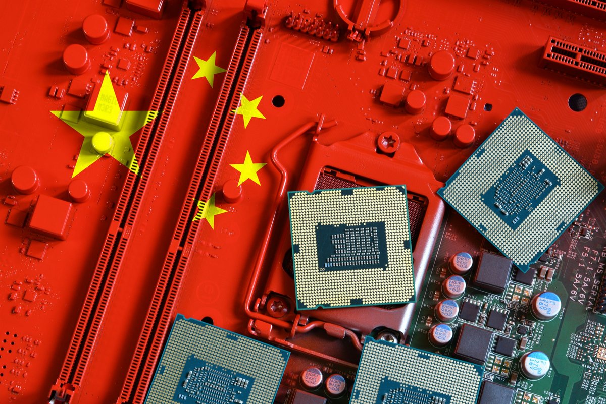 Des semi-conducteurs posés sur un support aux couleurs de la Chine © Shutterstock