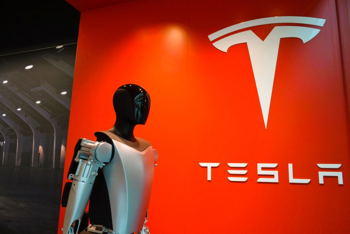 Elon Musk a comparé le robot à C‑3PO et R2‑D2 - ©Around the World Photos / Shutterstock