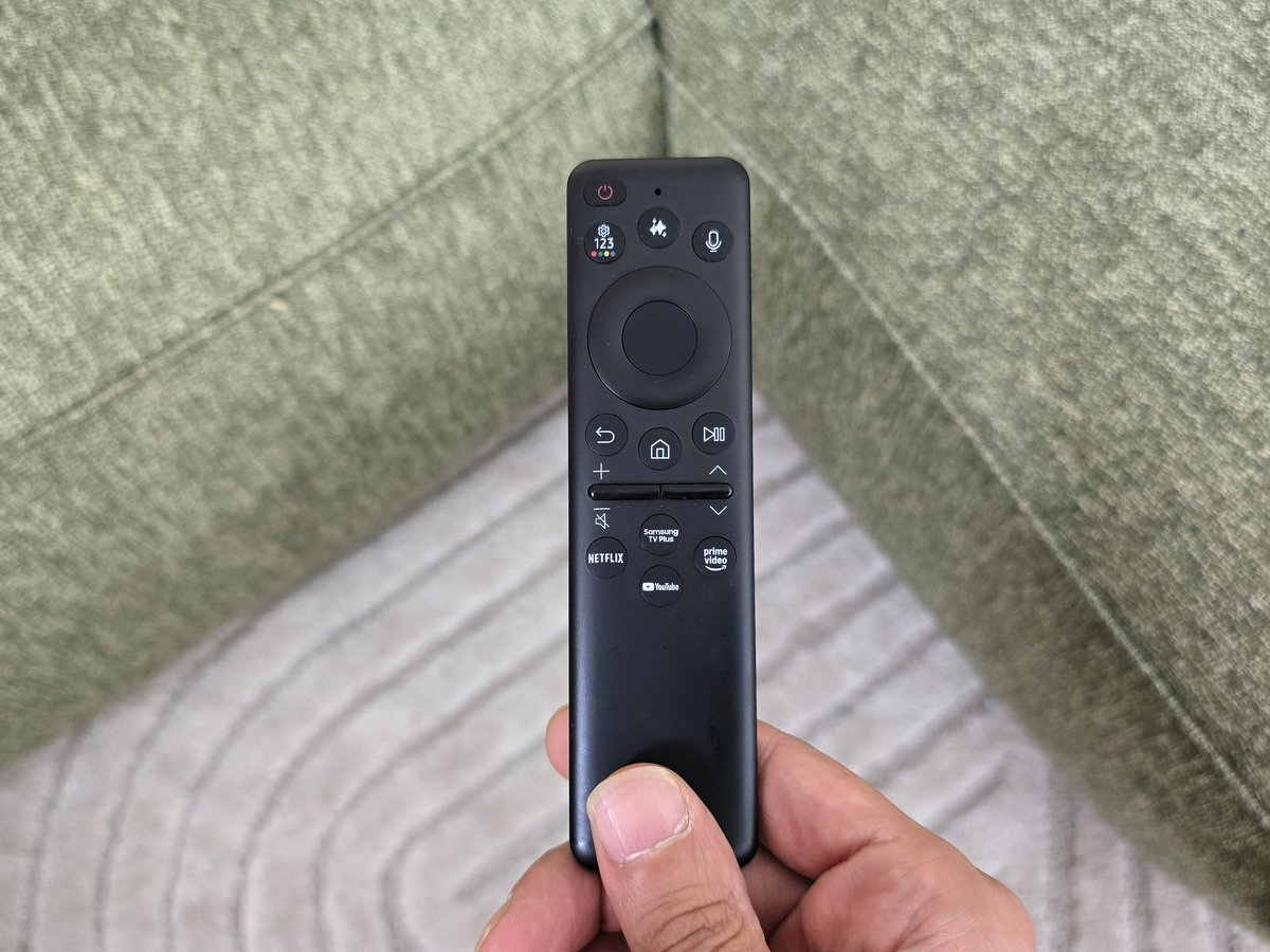 La télécommande reste fidèle à elle-même : minimaliste, pratique, mais sans rétroéclairage. © Matthieu Legouge